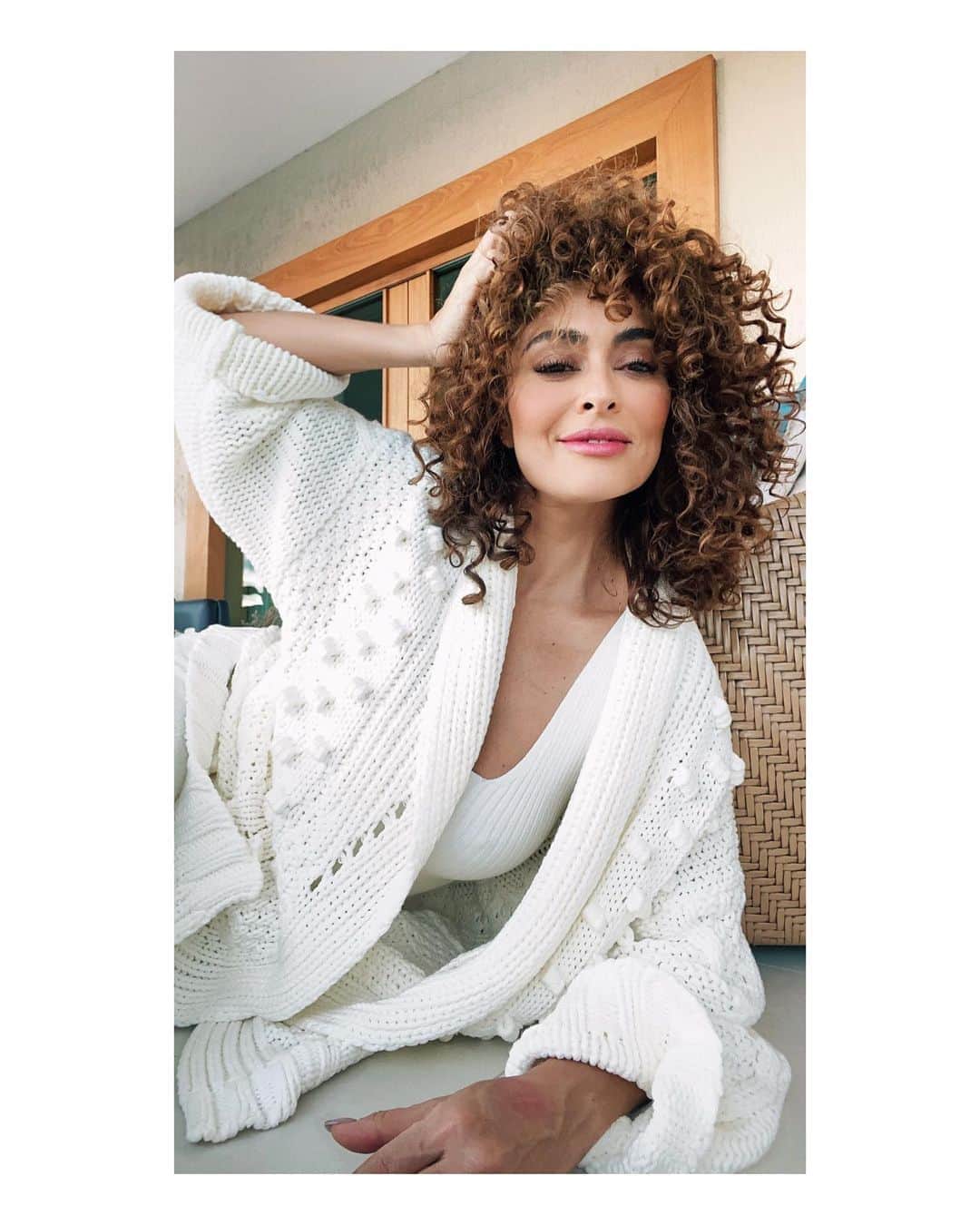 ジュリアナ・パエスのインスタグラム：「#tbt  #sunsetrelax #minhavarandinha」