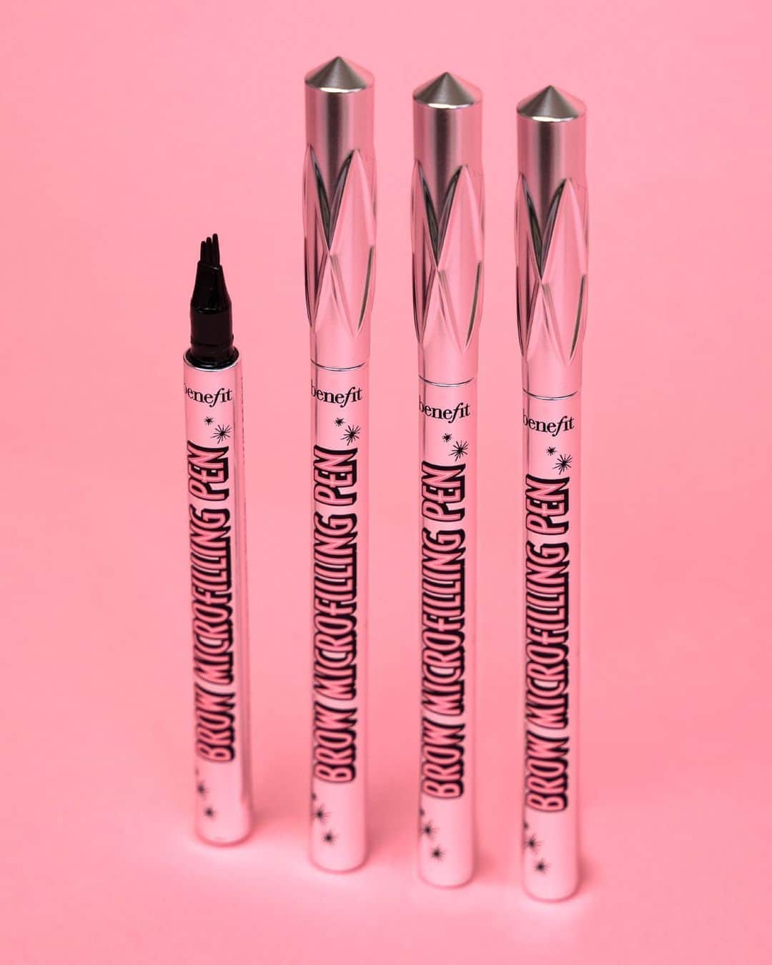 Benefit Cosmeticsさんのインスタグラム写真 - (Benefit CosmeticsInstagram)「All the magic of microblading in one easy-to-use pen ✨ Get the most out of your #browmicrofillingpen with these simple steps: ➕ Apply to clean, dry brows so the ink formula can properly adhere to skin, then go in with foundation, concealer, or other brow products ➕ Store it vertically with the tip facing down to evenly saturate all 3 prongs ➕ If the tip becomes clogged, gently wipe it with a dry tissue #benefit」9月11日 5時20分 - benefitcosmetics