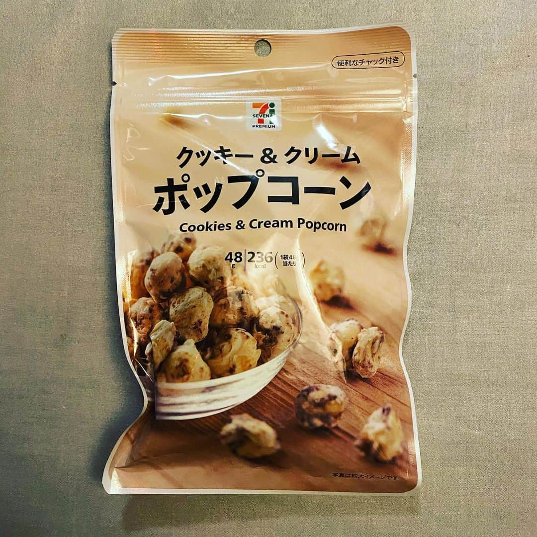 でらしさんのインスタグラム写真 - (でらしInstagram)「. . 《クッキー＆クリームポップコーン》 ★★★★☆(4.3) . 購入場所:セブンイレブン 購入価格:¥149(tax in) 内容量:48g カロリー:236kcal メーカー:セブンプレミアム . . ハズレがないともっぱら評判のセブンプレミアムのポップコーン。「コンビニでクッキー&クリーム味が買えるなんて！」とワクワクしながら試食。塩と甘さのバランスが完璧。1度開けてしまうと食べきらないとダメなのがポップコーンの悪いところだが、この商品はジップ付きで保存も効く。そして量も1人で食べる分にはジャストだ。 .  . #クッキー&クリームポップコーン #ポップコーン #セブンイレブン #セブンプレミアム #ラムネ #チョコ #スナック菓子 #グミ #ハードグミ #デザート  #駄菓子 #おやつ  #今日のおやつ  #おやつの時間  #スイーツ  #asnas #セブンイレブン #ローソン #ファミリーマート #ファミマ #デイリーヤマザキ #星4つ #でらしのおかし」9月11日 5時24分 - lingnai03