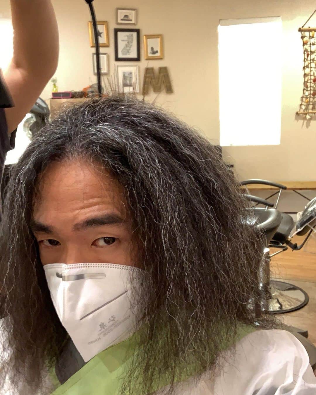 Jaeyoon Choiのインスタグラム：「엄청 오랜만에 미용실. 첫 손님인데 잘라낸 머리로 대형 쓰레기통이 한 가득.  그리고 급속하게 늘어난 흰머리.. 흰머리 싫은 분은 창업하지 마시길... 저는 원래 어렸을때부터 빨리 은발이 되고싶어했지만... 이제 현실이 됨🤓」