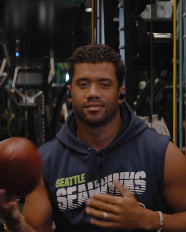ラッセル・ウィルソンのインスタグラム：「Football is back! Feeling 🕺🏽😎🏈 #BoseEarbuds #FeelItAll #TeamBose @bose」