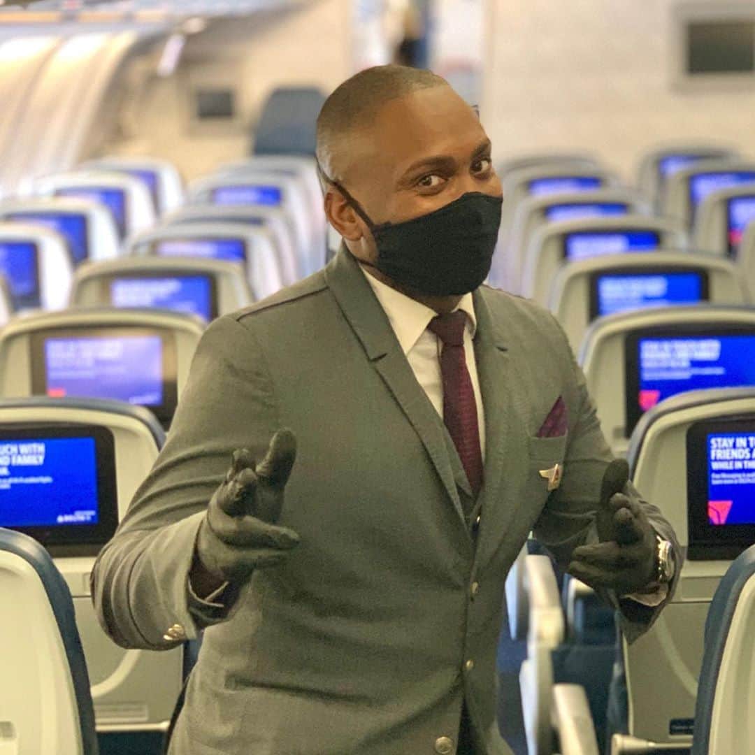 デルタ航空のインスタグラム：「We know you have questions about flying, so we went behind the scenes with Delta Flight Attendant Joey to get you answers. Swipe through to see his responses to some of your FAQs. ➡️」
