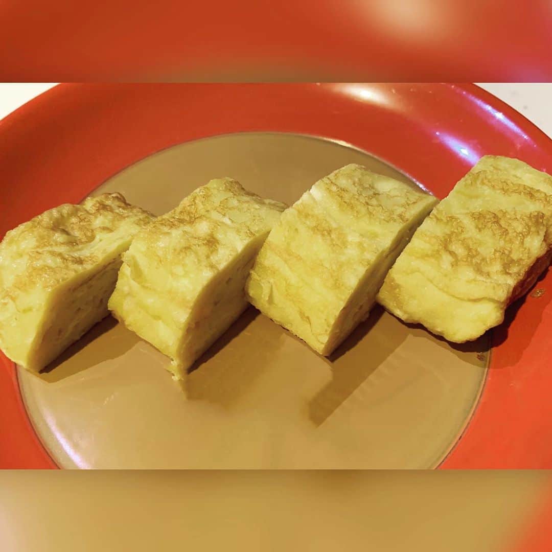 中澤裕子のインスタグラム：「🍱🥚 お弁当作り。 ご飯炊けるのを待ちながら おかずが冷めるのも待ってます。  お弁当には必ず卵を入れます。 今日は卵焼き。 料理を一切してこなかったので 卵焼きすら作れなかった 独身時代。  なんとか毎日やってます。  卵料理は何が好きですか？  私は茹で卵が好きです。  #福岡今日は雨 #卵料料理 #実は娘はあまり好きではない #知っているけど入れます」