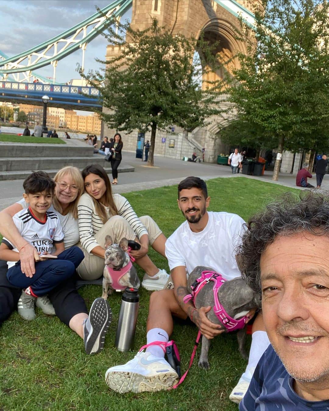 のインスタグラム：「Día de parque, fútbol y mate 👏🏼👏🏼👏🏼 #familia」