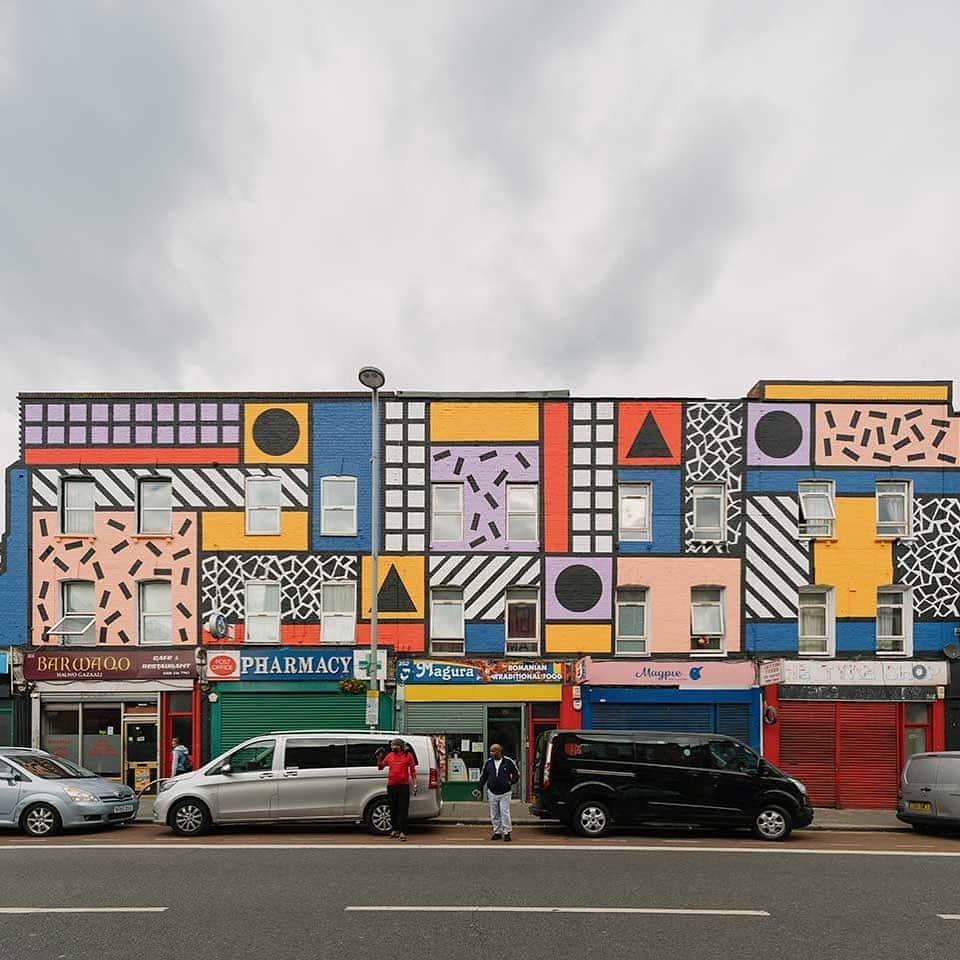 Design Milkさんのインスタグラム写真 - (Design MilkInstagram)「Famed artist @CamilleWalala and art collective @WoodStreetWalls joined forces to enliven an entire block of Leyton High Road with one of London’s largest public art projects called Walala Parade. Well known for her iconic public installations and large-scale murals, Walala brought her signature aesthetic of bold, bright colors and graphic patterns in hopes of helping to resurrect the neglected streetscape. 🌈 designmilk[dot]com \\\ photos by @timcrockerphotographer」9月11日 5時58分 - designmilk