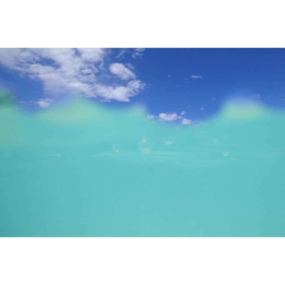 権藤朱実さんのインスタグラム写真 - (権藤朱実Instagram)「. 【Memories of Hawaii 】2017 ⚫︎ラニカイビーチ そう言えば・・・ あの日はお天気荒れ模様で海が濁り気味だったけど。 それでもこんなに綺麗なブルー！！ 水中カメラあると楽しかったよ♪ #model #satorujapan #akemigondo  #モデル #サトルジャパン #権藤朱実 →@satorujapan_official →@akemigondo ☑︎プロフィールのリンクにて、blog更新中！ My blog『ake photo』 →http://ameblo.jp/akemi-gondo/」9月11日 6時00分 - akemigondo