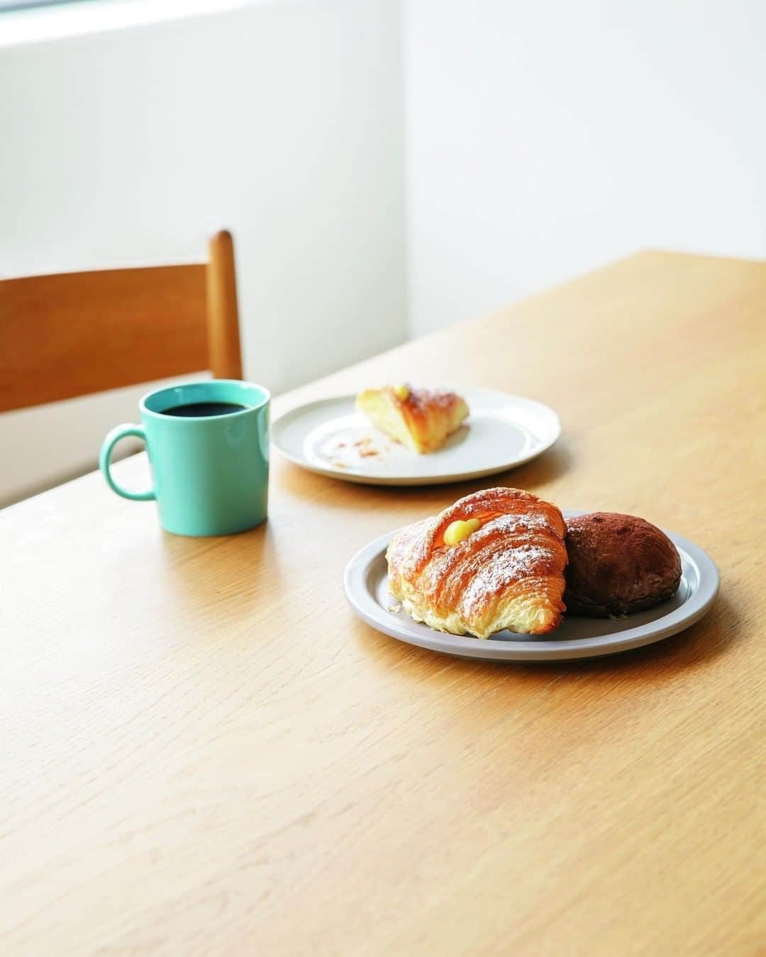 STORY公式さんのインスタグラム写真 - (STORY公式Instagram)「. 美味しい珈琲豆を買って、いつもより丁寧に 淹れてみよう。ペーパーからぽとぽとと 落ちるコーヒーを見ているだけで、何だか幸せ。 話題のパンを買ったら、翌朝起きるのが 楽しみに。お気に入りのコーヒーと パンがあれば一日がハッピーに始まる。 .................................... 10月号のSTORYでは、 お家時間が充実する美味しいコーヒー豆の 選び方や淹れ方、 そして通販で買える絶品パンなど、 『時間を注ぐ「コーヒー」と 幸せ噛みしめる「パン」と』という企画で 紹介しています。 ぜひご一読ください✨✨ 撮影／回里純子  #story10月号 #storyweb #storymagazin #コーヒーのある暮らし #コーヒー豆 #コーヒーメーカー #コーヒーメーカーのある暮らし #通販パン #パンのある暮らし #トースターパン」9月11日 6時00分 - story_love40