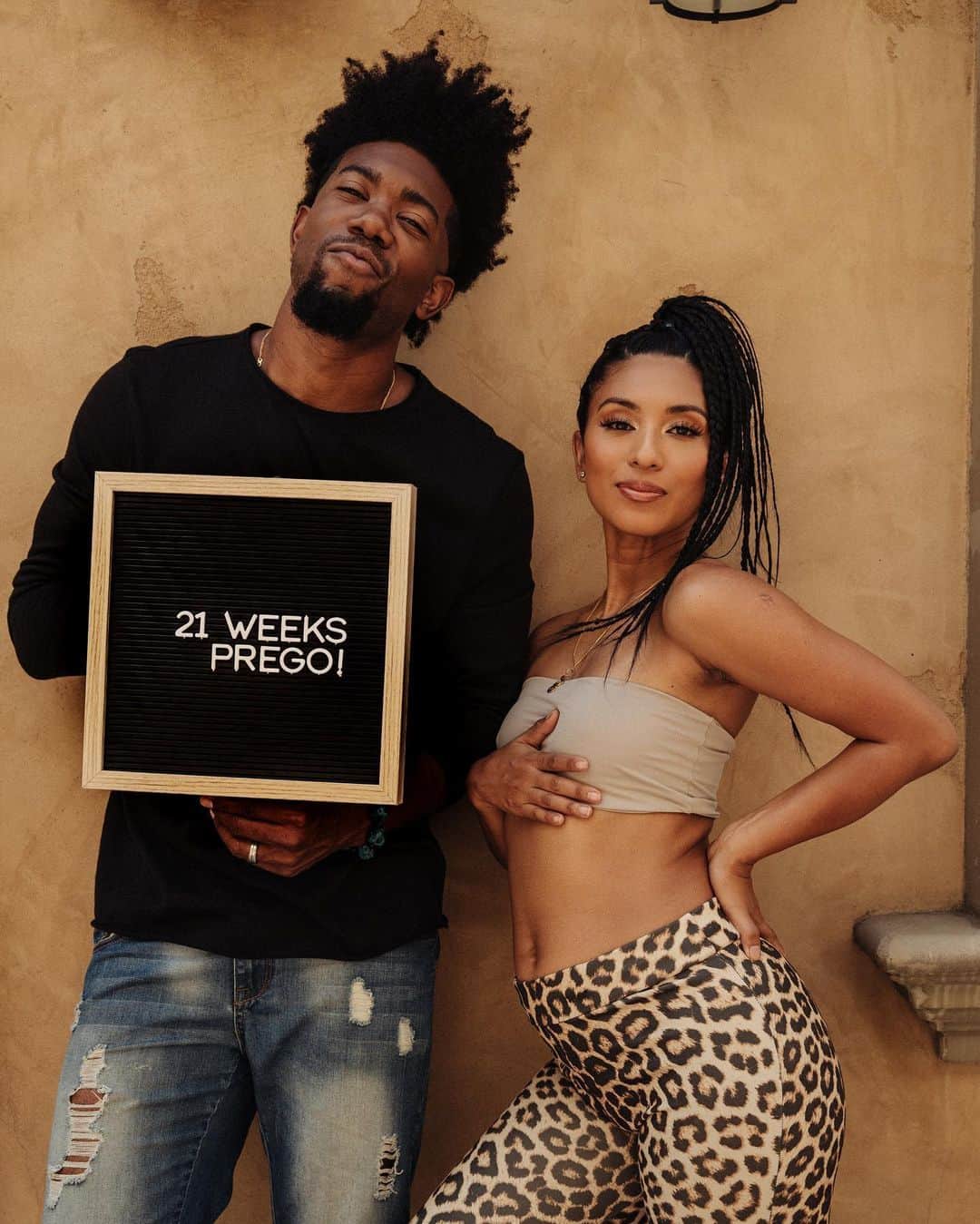 シェネルのインスタグラム：「21 weeks… feeling pretty blessed over here.. believe it or not the baby is kicking like mad!!!! weirdest feeling ever!! Haha! im just over the halfway mark and that’s a lot to be grateful for.. 🙏🏽🙏🏽can’t take this for granted man LOL… #miracles all day .. @gmadison4 and I have been documenting our journey since the bub turned 16 weeks! Heres A SNIPPET of our new VLOG!! We got some surprises to share with yall (Swipe left)...  #2021baby #prego #Gnche #QUARANTEAM」