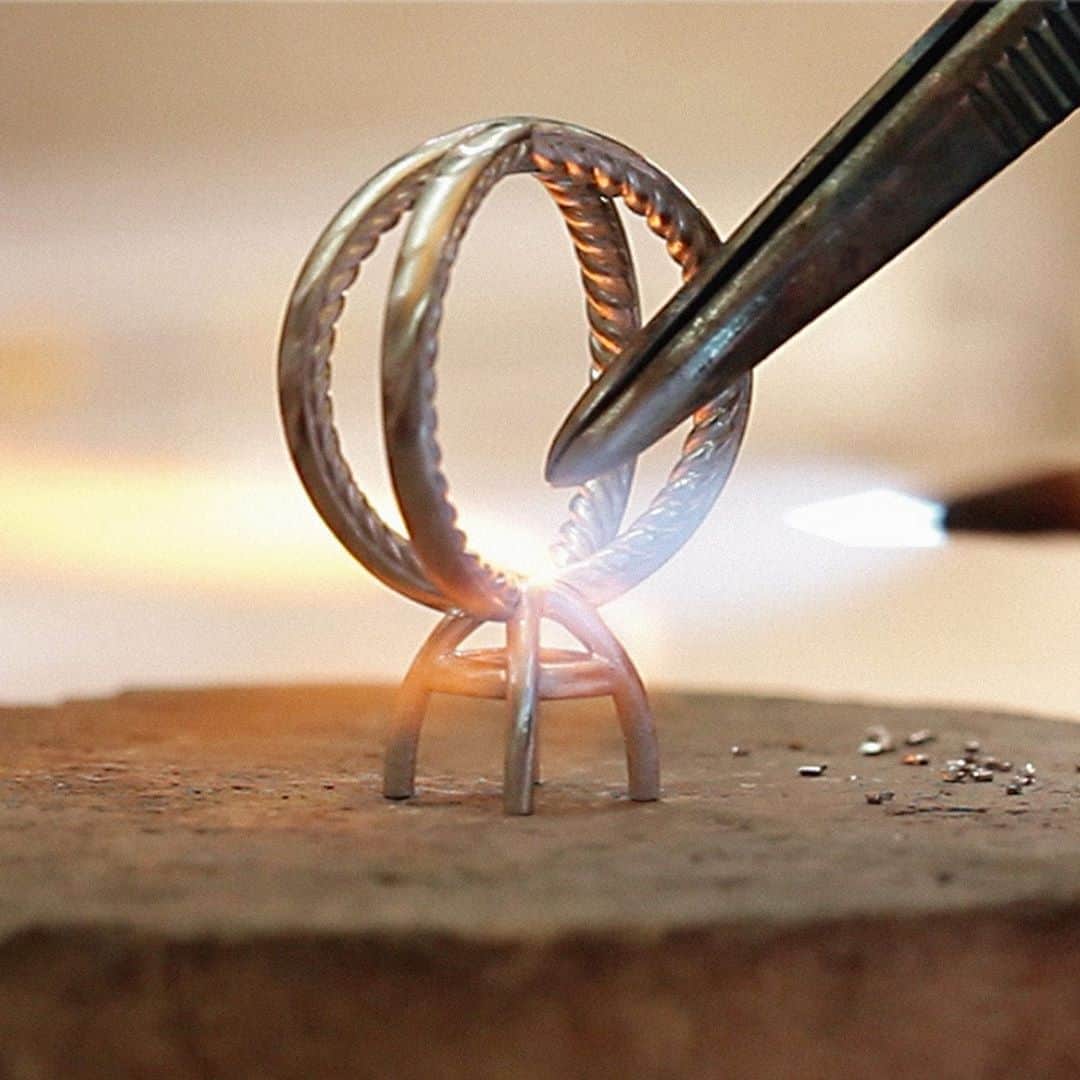 デビッドヤーマンのインスタグラム：「Born in New York. In our Tribeca workshop, a small group of sculptures are created to house the diamonds for our Wedding Collections. #DavidYurman」