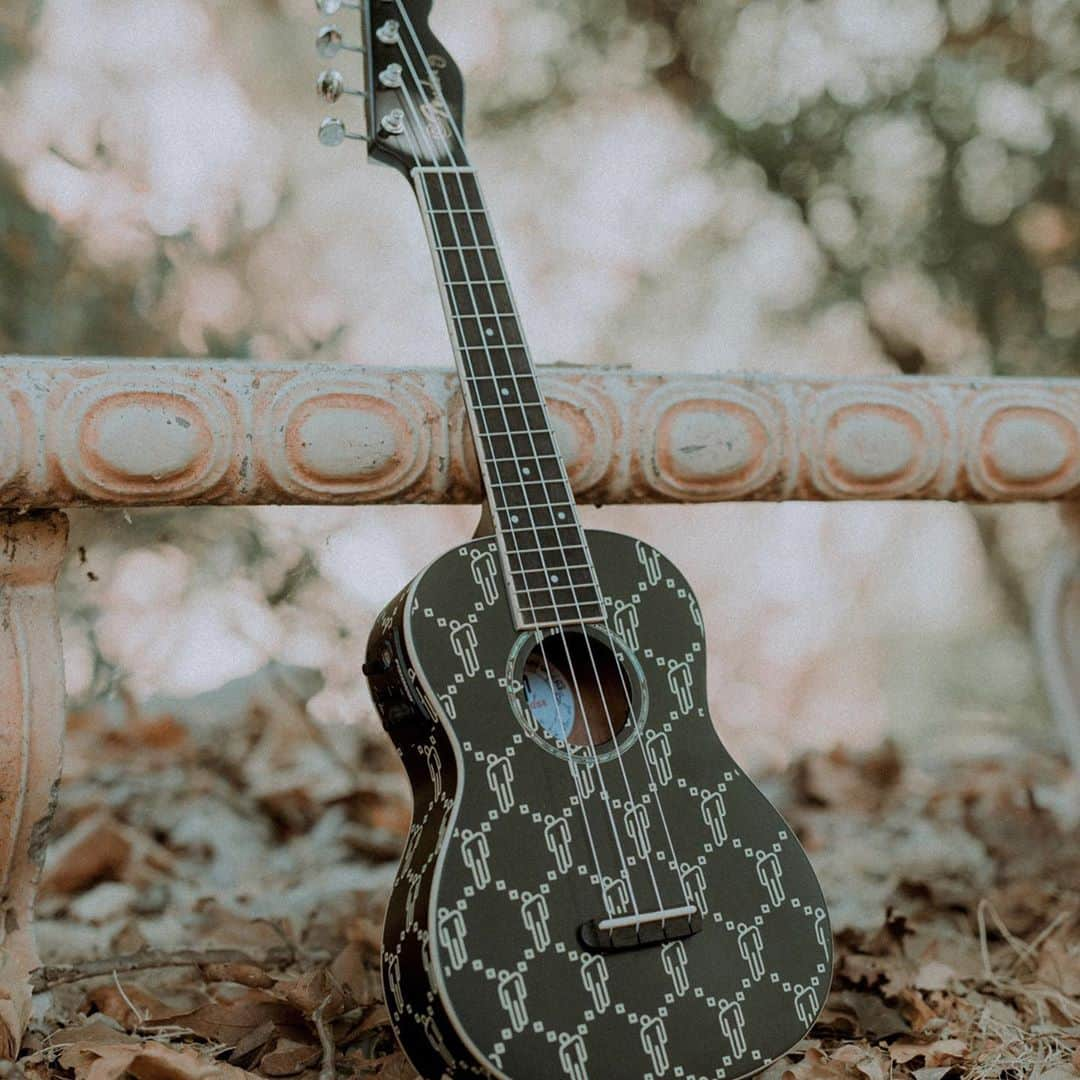 ビリー・アイリッシュさんのインスタグラム写真 - (ビリー・アイリッシュInstagram)「ukulele was the first instrument i wrote a song onnnn 🥰 proud to have designed this signature ukulele with @fender go buy one」9月11日 6時10分 - billieeilish