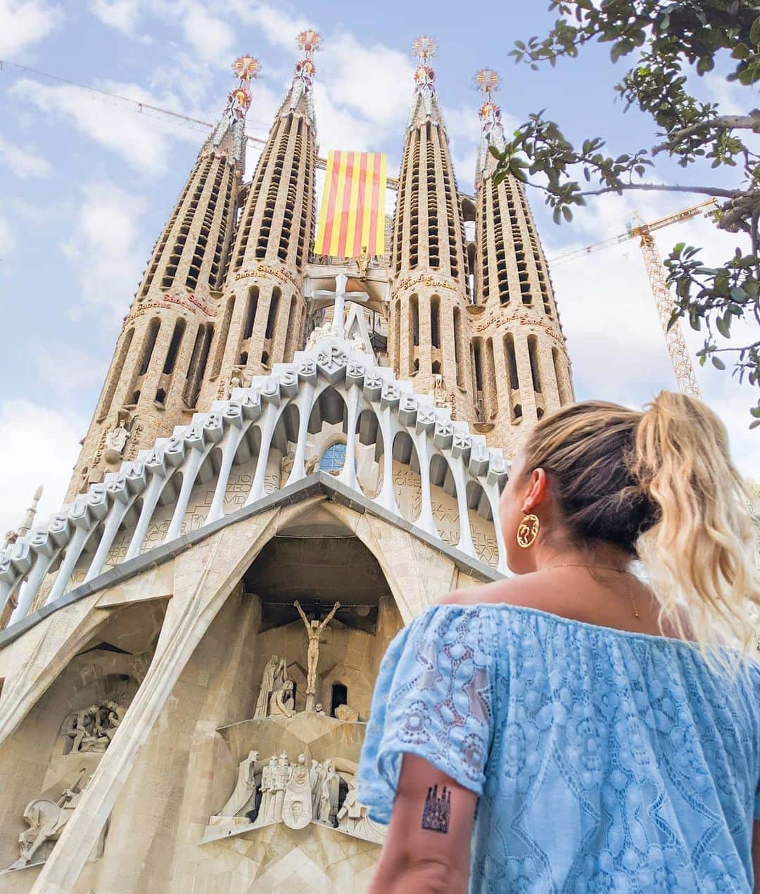 アリサ・ラモスのインスタグラム：「And so another episode of My Life's a Travel Movie ends with a "...to be Continued." But to commemorate checking off yet another one of my major bucketlist goals - living in Barcelona - I added a mark to my Bucketlist Tattoo! . The symbol of course is the Sagrada Familia. I'm not religious, but this was the first and still the only icon that immediately comes to mind when I think of my beloved Barcelona. . In fact, after my first trip to Barcelona over 11 years ago, I hung a giant painting of the Sagrada in my room for years, not knowing I'd ever get to go back to Barcelona... nonetheless LIVE there! . So the heart in my tattoo is because I'm leaving a piece of my heart here. But I WILL be back to get it! . Then there's a hidden "95" which represents the number of days that I was in one of the strictest lockdowns in the world here. It may be silly to some who didn't have the same experience, but never in my life was I forced to have such strong willpower and self-motivation, when the world seemed like it was ending, and the gov said you're not even allowed outside. . I've grown a lot due to these experiences (hellooooo new swim line and book ...and also total self control over my anxiety!), and I don't regret any of it, especially my decision to stay in Spain when I could have been free to do whatever I want back home. . So thank you Barcelona for taking me in when the world went into chaos. Thank you to every single person who was nice to me, helped me, and applauded me for staying despite the hard times. . I'm incredibly sad to have to leave (I'm up to 14 times crying today now), but will never ever forget and be forever grateful for this rare time when the world paused, and I got to live in a normally crowded city, and have it all to myself. It was without a doubt, like a movie. . Thanks also to everyone who has supported my journey here since pre-Q, and when I thought I was coming to film a video series about becoming an expat! This is definitely going to be a book instead!! . Next stop for now: Mexico!!! . (Ps thanks to the random stranger who helped me take one of these pics..can you guess which one it was?) . . #mylifesasummermovie #barcelona」