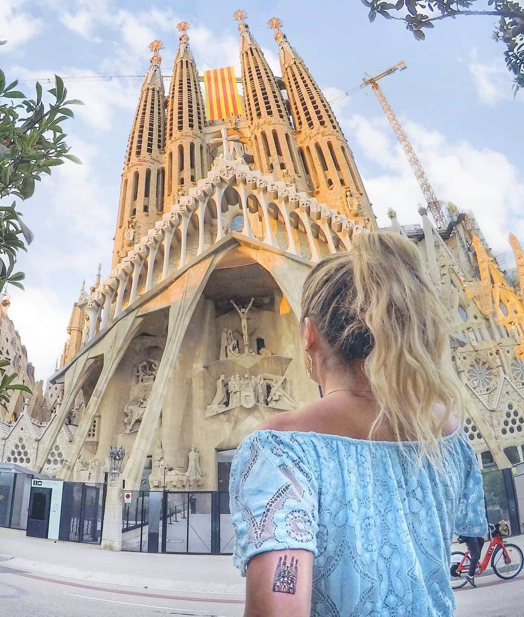 アリサ・ラモスさんのインスタグラム写真 - (アリサ・ラモスInstagram)「And so another episode of My Life's a Travel Movie ends with a "...to be Continued." But to commemorate checking off yet another one of my major bucketlist goals - living in Barcelona - I added a mark to my Bucketlist Tattoo! . The symbol of course is the Sagrada Familia. I'm not religious, but this was the first and still the only icon that immediately comes to mind when I think of my beloved Barcelona. . In fact, after my first trip to Barcelona over 11 years ago, I hung a giant painting of the Sagrada in my room for years, not knowing I'd ever get to go back to Barcelona... nonetheless LIVE there! . So the heart in my tattoo is because I'm leaving a piece of my heart here. But I WILL be back to get it! . Then there's a hidden "95" which represents the number of days that I was in one of the strictest lockdowns in the world here. It may be silly to some who didn't have the same experience, but never in my life was I forced to have such strong willpower and self-motivation, when the world seemed like it was ending, and the gov said you're not even allowed outside. . I've grown a lot due to these experiences (hellooooo new swim line and book ...and also total self control over my anxiety!), and I don't regret any of it, especially my decision to stay in Spain when I could have been free to do whatever I want back home. . So thank you Barcelona for taking me in when the world went into chaos. Thank you to every single person who was nice to me, helped me, and applauded me for staying despite the hard times. . I'm incredibly sad to have to leave (I'm up to 14 times crying today now), but will never ever forget and be forever grateful for this rare time when the world paused, and I got to live in a normally crowded city, and have it all to myself. It was without a doubt, like a movie. . Thanks also to everyone who has supported my journey here since pre-Q, and when I thought I was coming to film a video series about becoming an expat! This is definitely going to be a book instead!! . Next stop for now: Mexico!!! . (Ps thanks to the random stranger who helped me take one of these pics..can you guess which one it was?) . . #mylifesasummermovie #barcelona」9月11日 6時16分 - mylifesatravelmovie