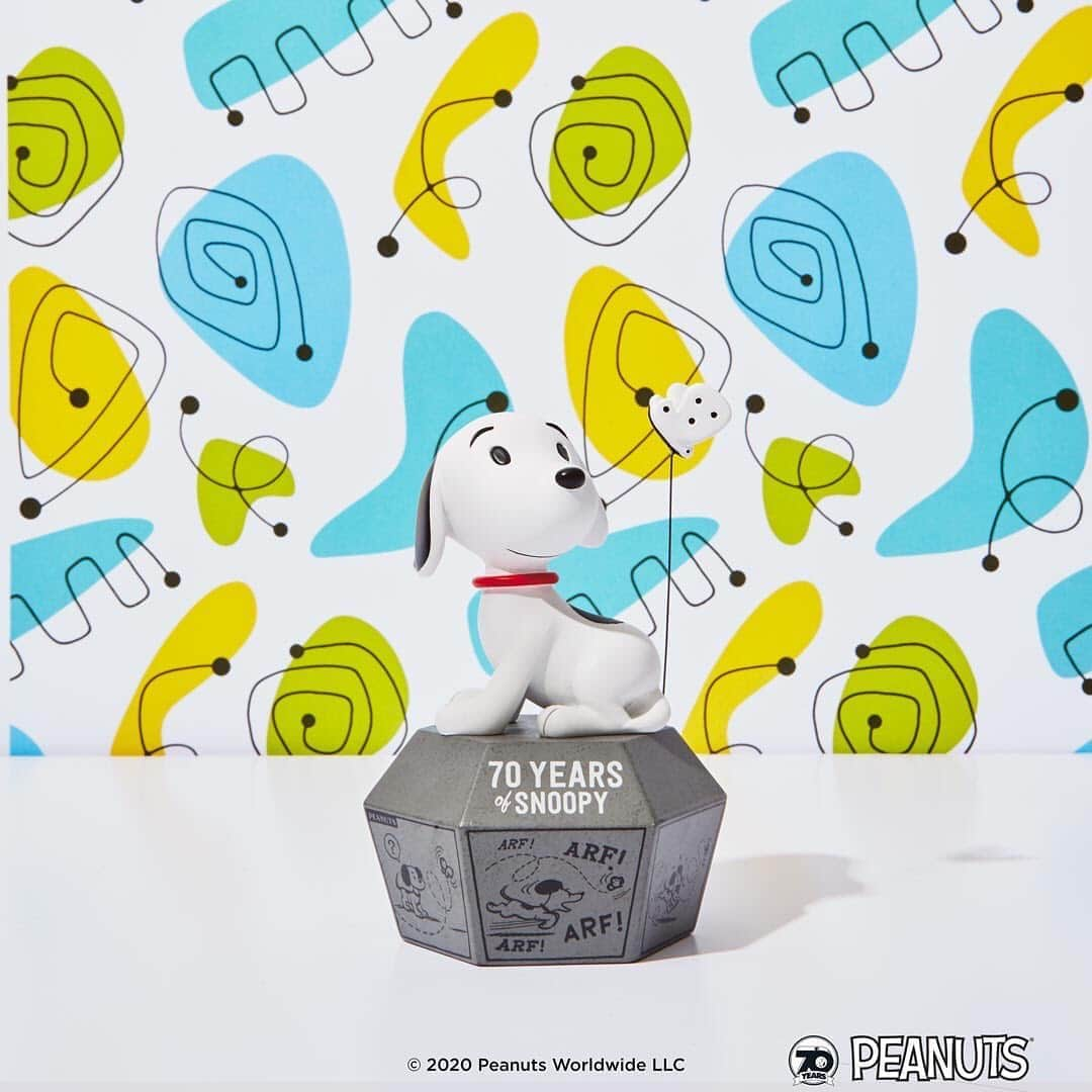 スヌーピーさんのインスタグラム写真 - (スヌーピーInstagram)「Snoopy's gone through some changes over the last 70 years and these @hallmarkstores exclusive figurines immortalize everyone's favorite brown-eyed beagle as he looked in the 1950s, 1960s, and 1990s. Shop now at #linkinbio   #Peanuts70 #Snoopy70 #Hallmark」9月11日 6時18分 - snoopygrams