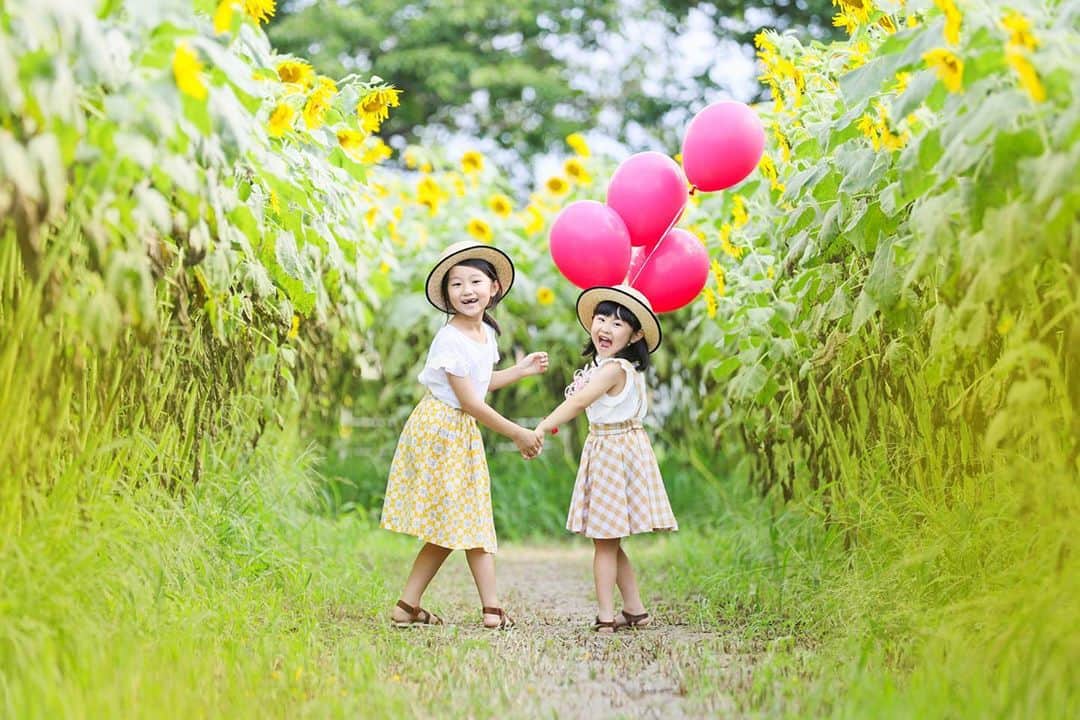 あすかのインスタグラム：「・ 夏の思い出🌻ひまわり畑 ・ お姉ちゃんのように慕ってくれるお友達。 それが嬉しくて 妹のように可愛くて ずっとデレデレのみのり🥰 ・」