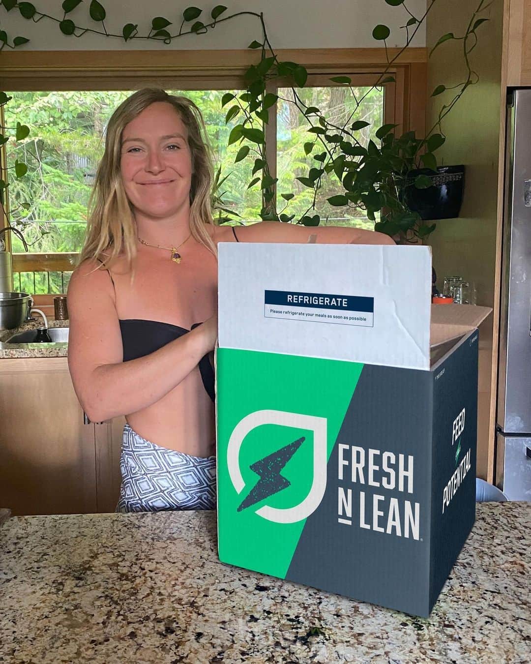 ジェイミー・アンダーソンのインスタグラム：「You guys know how much I love to eat local organic food, now I’ll be eating healthy no matter where my travels bring me! So thankful to partner w @freshnlean ! They provide high quality organic food and special dietary styles to suit exactly what you need! #eatclean #jafreespirit」