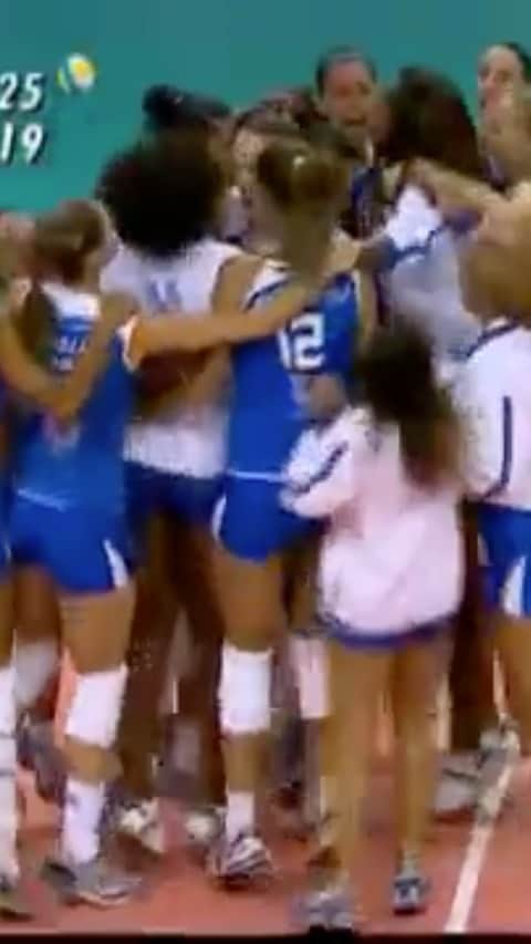 シェイラ・カストロのインスタグラム：「Hoje é dia de #tbt e o que quero relembrar hoje é essa reportagem maravilhosa sobre a época que eu jogava no Rio! E ai, quem se lembra desse tempo?  Os títulos conquistados são importantíssimos para mim e para minha carreira, ficaram no coração e na história!」