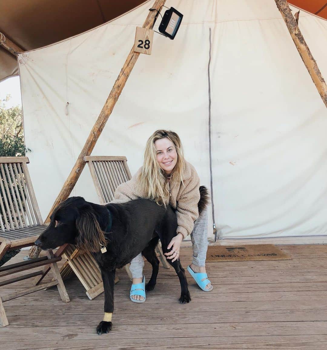タラ・リピンスキーのインスタグラム：「My 3 favorites pics from the last 24 hours. 1. Camp Kapostasy. Don’t mind my hair- forgot to bring in my brush. 🤦🏼‍♀️ 2. My handsome boy. 3. My other handsome boy (captures Dublin being Dublin perfectly)」