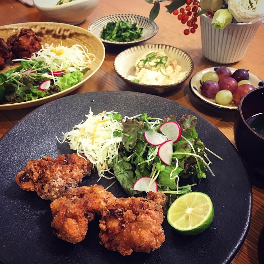 のインスタグラム：「2020/09/11 (fri) おはようございます。 数日前から、エアコンを付けずに過ごせるようになりました。 窓の外は、蝉の声から虫の声に。 今朝も心地良い朝です。 ・ 昨日は、息子の運転でお買い物へ🚗 レジで、バッグにお財布が入っていないことに気付きビックリしました😱 トホホ… ・ 晩ご飯は、息子クッキング。 揚げ物に挑戦！ということで、「唐揚げ定食」を。 とにかく、食中毒にならないように、鶏肉の扱い方から油の処理の仕方まで、丁寧に教えました。 「誰かに作ってもらったご飯」は、美味しいです❤︎ ・ #gon_food #晩ご飯 #food #foodpic #foodphoto  #夕食 instafood #instagood #yummy #love #japan #japanesefood  #thankyou #onthetable #日々 #暮らし #和食 #lunch  #うつわ #やちむん #花のある暮らし #frower #唐揚げ #息子クッキング #ぶどう」