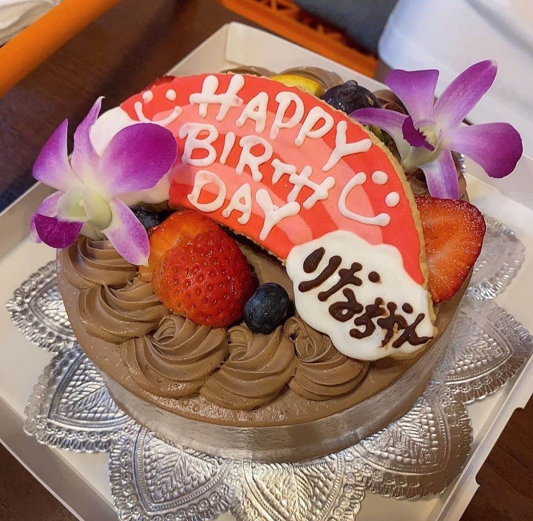 橋本梨菜さんのインスタグラム写真 - (橋本梨菜Instagram)「ロケ先で、今週お誕生日やからってスタッフのみなさんがサプライズでお祝いしてくれました💗💗 びっくりした〜🥺すごい嬉しかった。ありがとうございました。  そんな私のお誕生日は9.13なんですが、、、東京もどってすぐ、 9.12に生誕ライブさせていただきますー！💗💗  予約は本日の22時で予約締め切りです。1年に1回の生誕ライブ🎂  地方の方がこれなかったり寂しい状況ではありますが今年はかなり気合入れて楽しい準備しています🥺🤎ほんと見てほしい😢笑  初めましての方でも見やすい着席型ですよ〜！浅草の花劇場にて！  もちろん対策もしっかりされているので来れる方は無理をせず！ ご予約まってます✌️  お誕生日当日9.13もバースデーイベントありますが、、、 その前に9.12のライブは絶対みてほしいなっ😚🤎🤎🤎  予約は楽天から！ もしくは、私かsherbetのTwitterをごらんくださいーっ！  #インスタなんでURLはれへんのやろね笑」9月11日 6時40分 - hashimoto_rina_