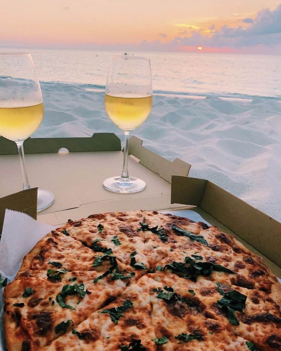 キャサリンマランドリーノさんのインスタグラム写真 - (キャサリンマランドリーノInstagram)「What more could we ask for  #catherinemalandrino #catherinebycatherinemalandrino #datenight #pizza #wine #beach」9月11日 7時06分 - catherine_malandrino