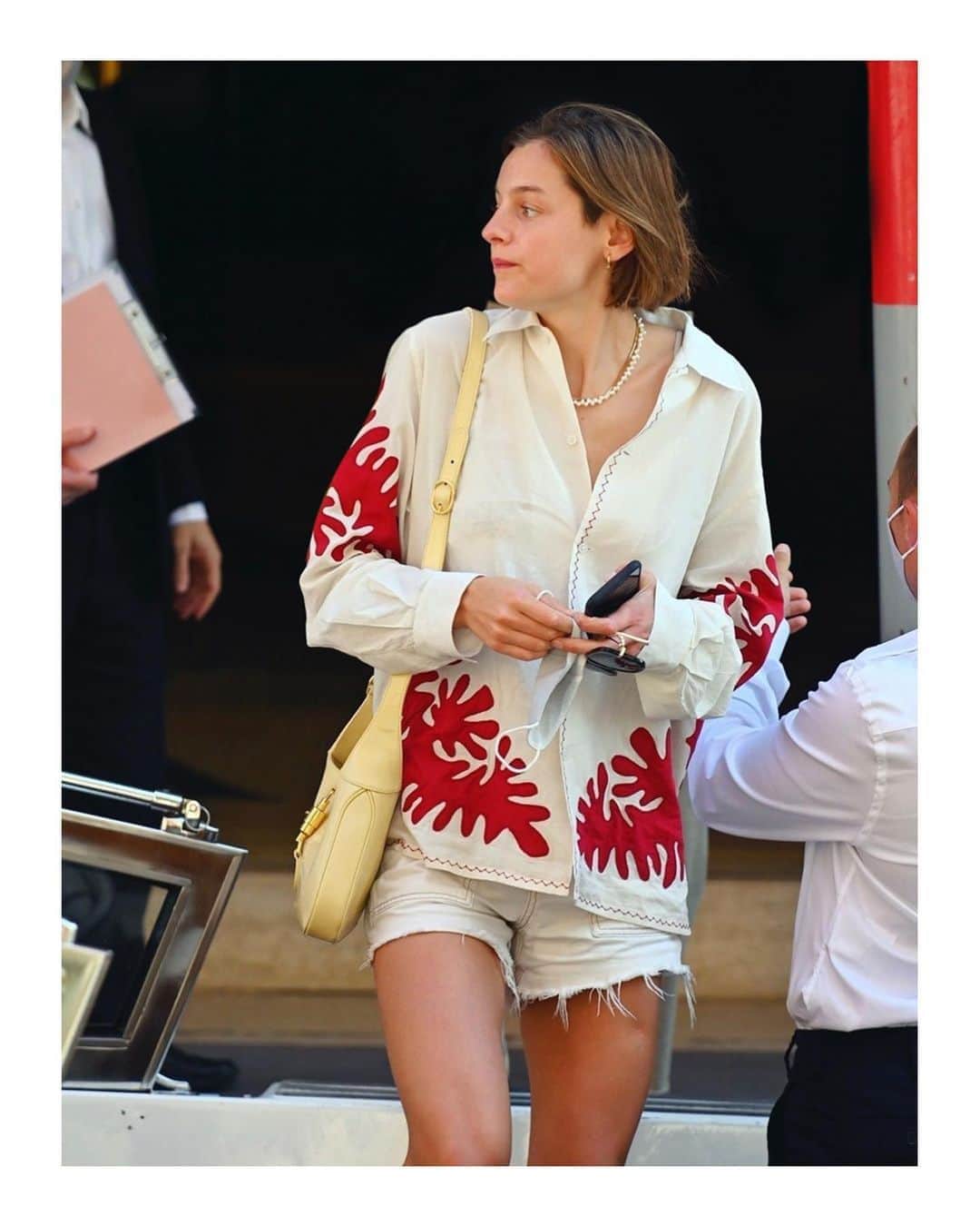 のインスタグラム：「@emmalouisecorrin carried a leather #GucciJackie1961 small bag with metallic piston closure while out in Venice. Designed by @alessandro_michele, the handbag has a genderless attitude. #AlessandroMichele #EmmaCorrin」