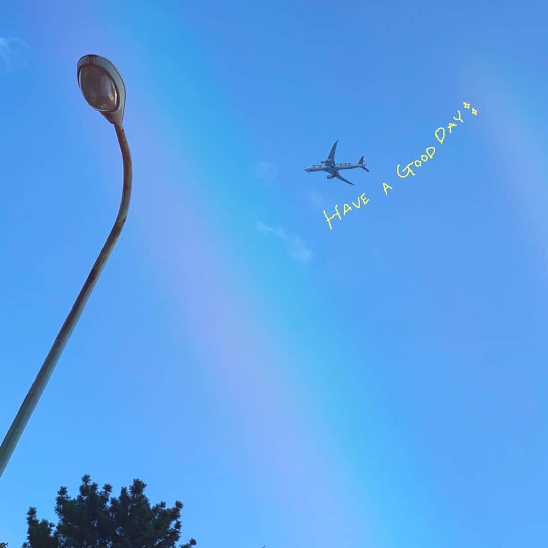 渥美友里恵のインスタグラム：「「✈️」﻿ ﻿ この間、歩いていたら大きめに飛行機が見えてテンションが上がりました☺︎﻿ ﻿ #goodmorning  #haveagoodday   #飛行機」