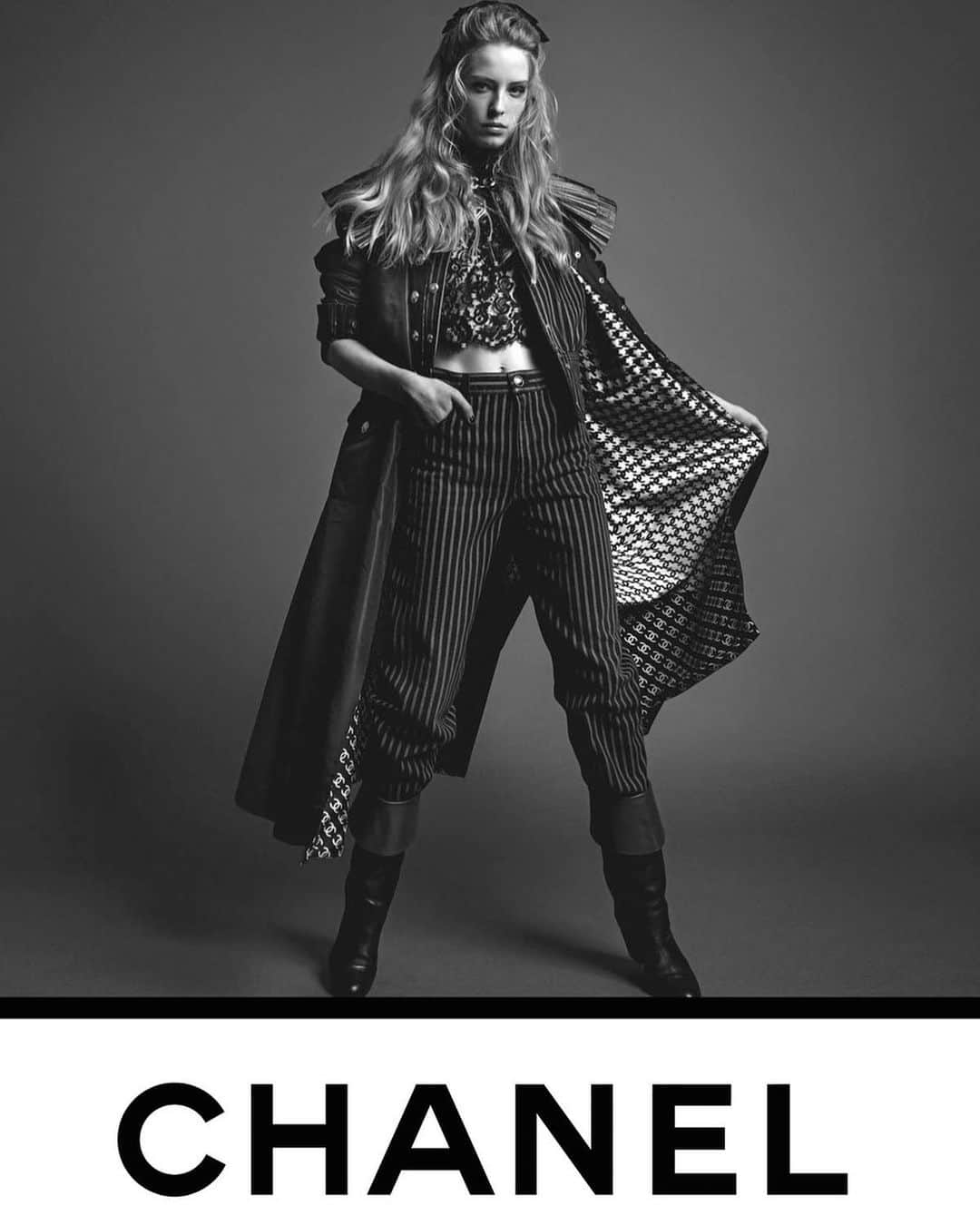 アビー・チャンピオンのインスタグラム：「@chanelofficial fall 2020 by @inezandvinoodh thank you 🖤」