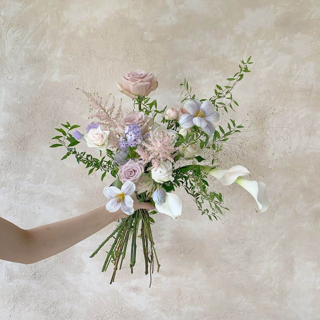 플로리스트 이주연 florist Lee Ju Yeonさんのインスタグラム写真 - (플로리스트 이주연 florist Lee Ju YeonInstagram)「. . 파스텔톤으로 🤍 . . #바네스꽃다발 #vaness花束 . 订花 WeChat ID vaness_flower 페이팔 결제 가능  클래스상시모집 당일꽃주문가능 . #수업문의 #주문예약 #lesson #Order  Katalk ID vaness52 WeChat ID vaness_flower E-mail vanessflower@naver.com . 서초구 양재천로 123 5층 📞02-545-6813 . #vanessflower #florist #flowershop #handtied #flowerlesson #花束 #바네스플라워 #플로리스트 #꽃다발 #부케 #플로리스트학원 #플라워레슨 #양재동꽃집 #양재역꽃집 #꽃다발주문 #꽃수업 #꽃주문  #대관 #공간대여 #스튜디오대관 #자연광스튜디오 #자연광스튜디오대관 #스튜디오」9月11日 7時16分 - vanessflower