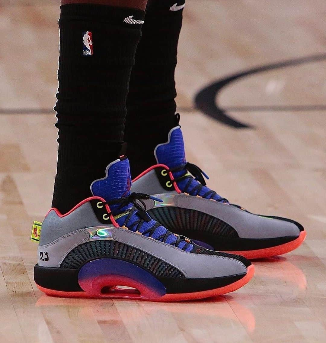 Nice Kicksさんのインスタグラム写真 - (Nice KicksInstagram)「Jeff Green officially debuts the Air Jordan XXXV on-court during #Rockets warmups. @nicekickshoops  📸: @nbakicks」9月11日 7時25分 - nicekicks