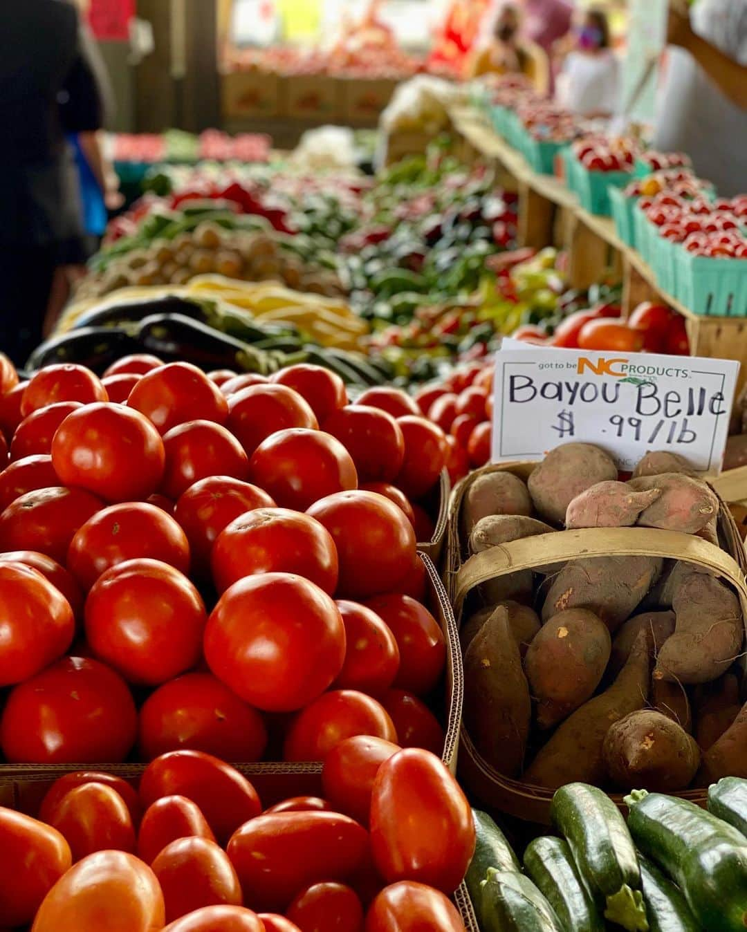 イヴァンカ・トランプさんのインスタグラム写真 - (イヴァンカ・トランプInstagram)「At the North Carolina State Farmer’s Market to discuss innovative ways this Administration is getting nutritious, locally grown produce into the hands of families in need.   In addition to our widely successful Farmers to Families program, 3,000 farmers + markets in over 46 states can now use the Market Link phone App to provide fresh food directly to SNAP beneficiaries w/ EBT cards!」9月11日 7時34分 - ivankatrump