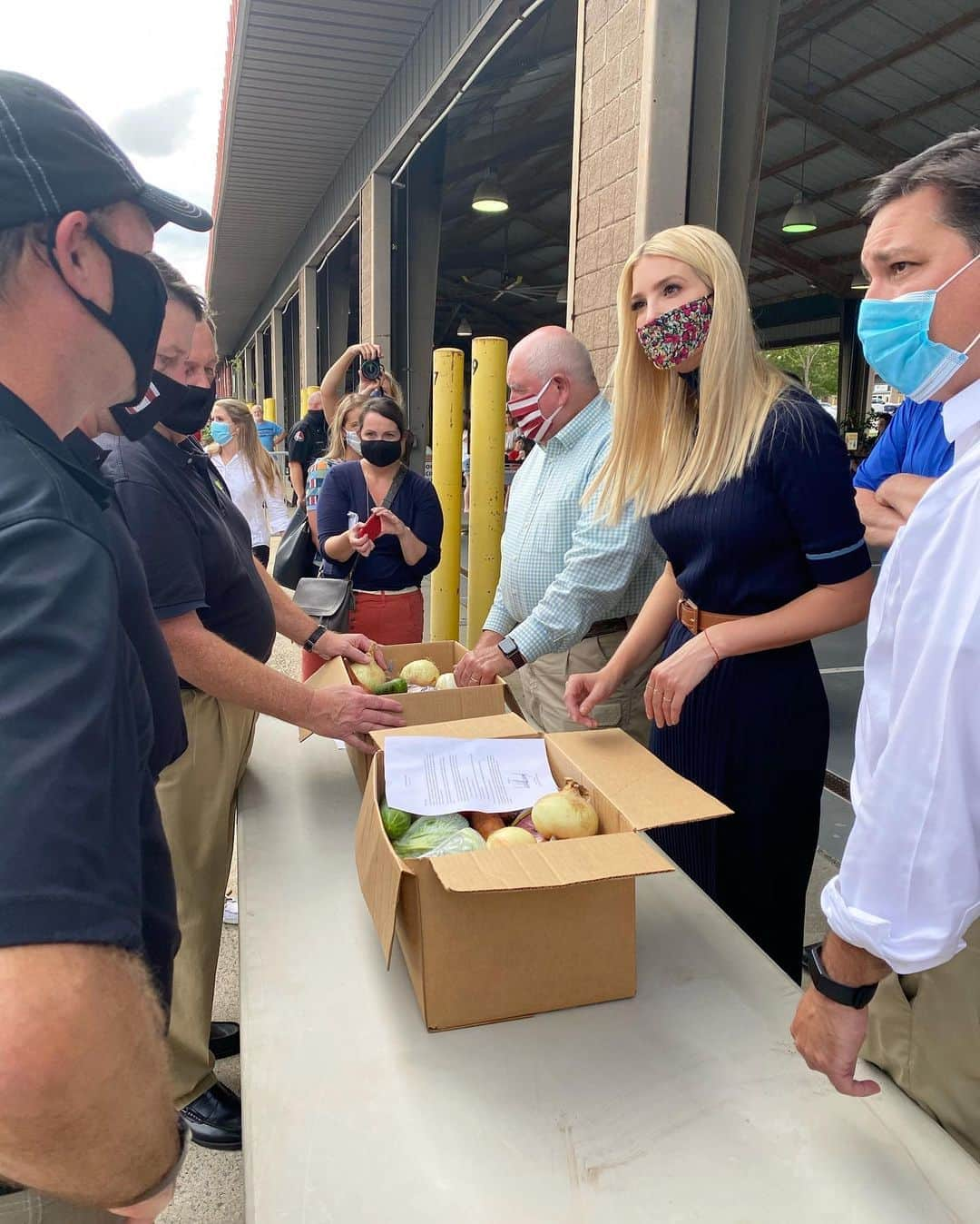 イヴァンカ・トランプさんのインスタグラム写真 - (イヴァンカ・トランプInstagram)「At the North Carolina State Farmer’s Market to discuss innovative ways this Administration is getting nutritious, locally grown produce into the hands of families in need.   In addition to our widely successful Farmers to Families program, 3,000 farmers + markets in over 46 states can now use the Market Link phone App to provide fresh food directly to SNAP beneficiaries w/ EBT cards!」9月11日 7時34分 - ivankatrump