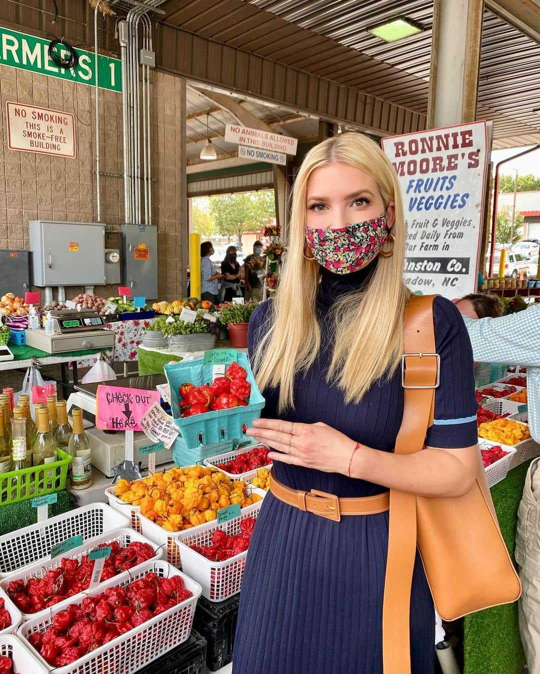 イヴァンカ・トランプさんのインスタグラム写真 - (イヴァンカ・トランプInstagram)「At the North Carolina State Farmer’s Market to discuss innovative ways this Administration is getting nutritious, locally grown produce into the hands of families in need.   In addition to our widely successful Farmers to Families program, 3,000 farmers + markets in over 46 states can now use the Market Link phone App to provide fresh food directly to SNAP beneficiaries w/ EBT cards!」9月11日 7時34分 - ivankatrump