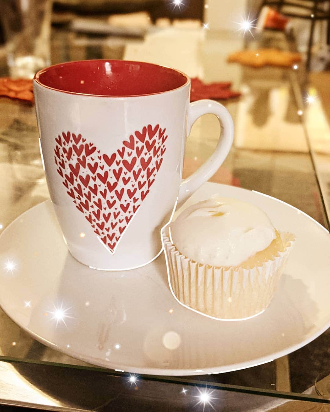 アマルのインスタグラム：「家で作るカップケーキもいいけど、たまには売ってるカップケーキ食べるのもいいね．．．．．久しぶりすぎてクソ甘い😅そとのカップケーキこんなに甘いっけ😮4日前に買ったけど、誰も食べません😅やっぱ自分で作ろう。  I like to bake cupcakes, but once a while I like to buy a cupcake and enjoy it.......omg it's too sweet😅It's been a while! Was it always this sweet😮I bought it 4 days ago and no one is eating it 😅I guess I'll just stick to baking them.」