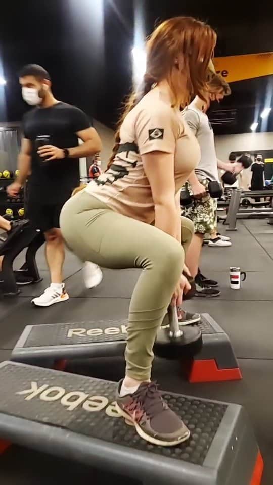 Anna Vargasのインスタグラム：「Treininho de glúteos pra queimar as calorias do bolo! 🤭🍑 . @odin.gear . #treino #musculação #gymlife #fitness #barbiegirl」