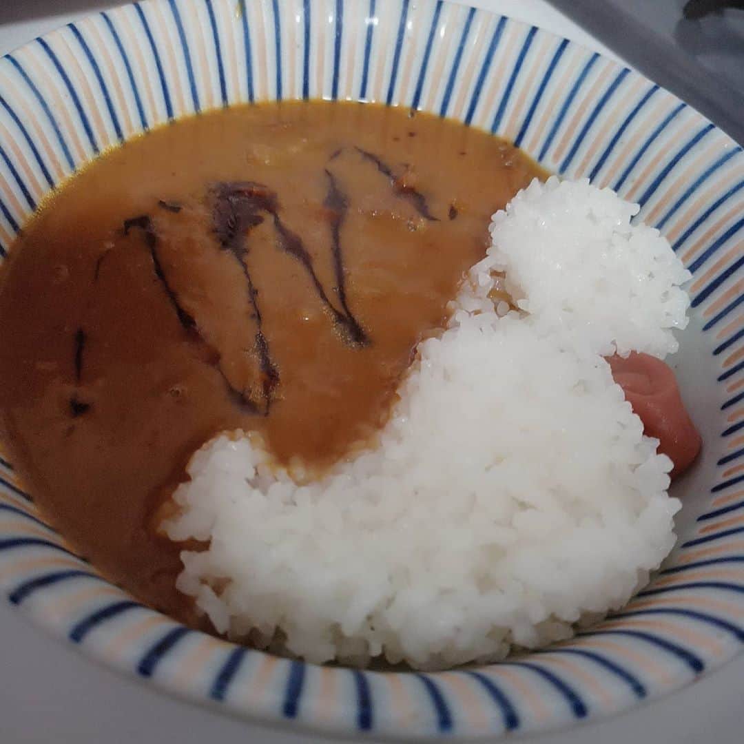 松本隆博のインスタグラム：「。 みなおはー！ イチローの真似して、、（笑 朝カレーなう。。 今日も1日刺激的に頑張る！  …今日夕方行く所、 ついさっきまで 阪急西宮北口だと思ってたのが よく見たら、阪急洛西口だった けど気にしない😅、、。 楽勝楽勝٩(¨ )ว=͟͟͞͞(￣^￣) そして 明日は夕方から、南丹市、 ギャラリーカフェ道の途中 に出没しています楽しみーー (˙◁˙)(˙◁˙)  明後日は、神戸シェラトンホテル 参ります♪そしてその日のうちに 愛媛県松山戻ります、ららららー  ～人生遊歩道～」