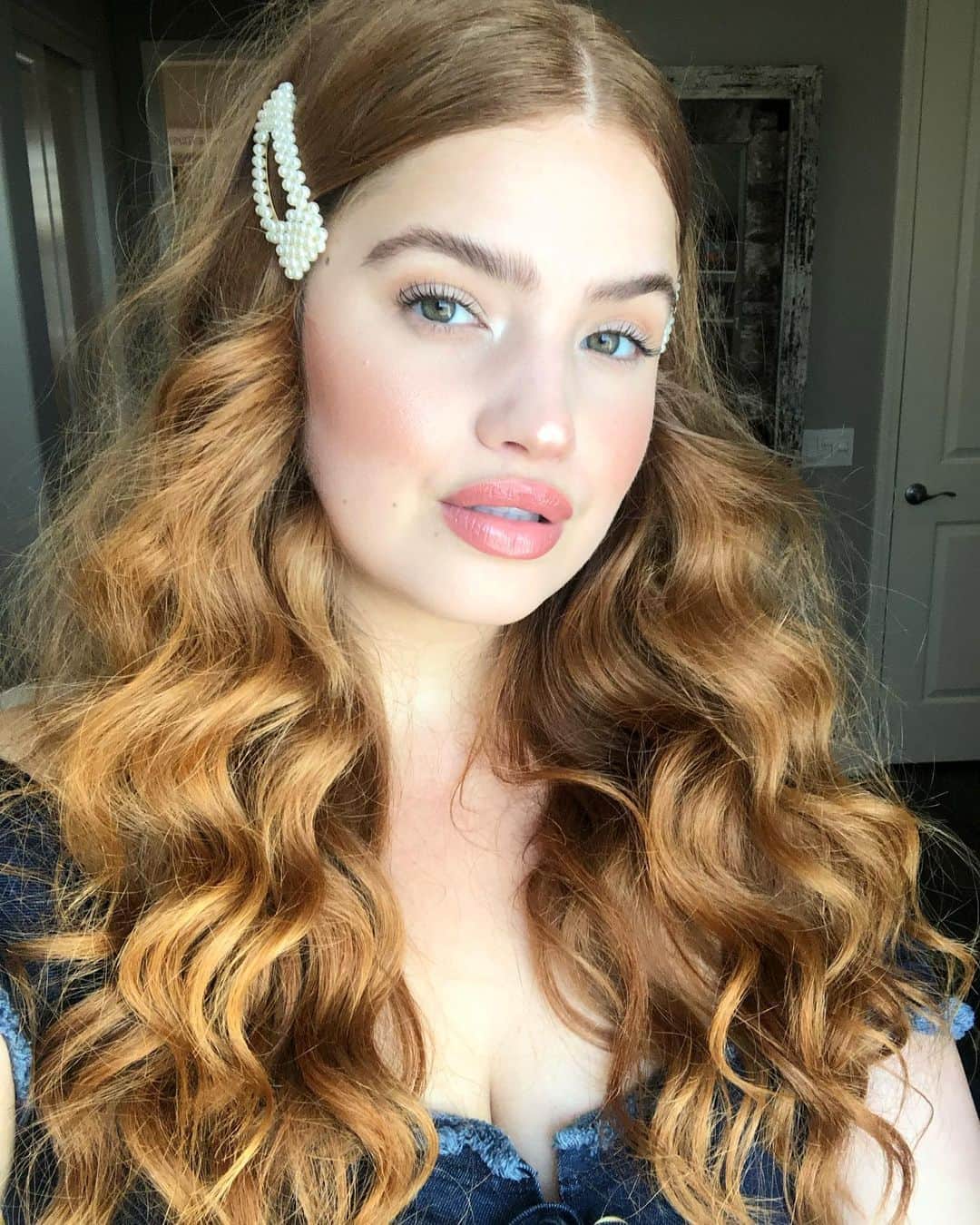 ブリー・キッシュのインスタグラム：「putting @toofaced’s “born this way” matte foundation to the test during this heat wave and it passed 🔥 it’s oil-free, oil controlling, waterproof and transfer resistant.. so yeah, basically magic ☀️✨ available at @sephora! #toofacedpartner #tfbornthisway」