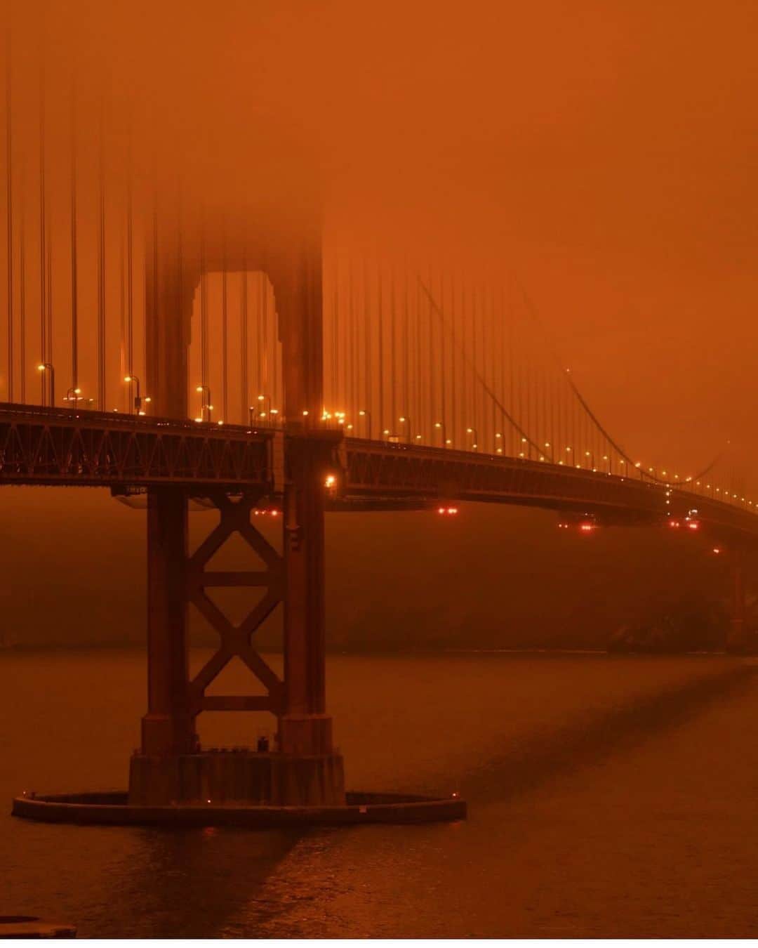 scottlippsのインスタグラム：「The Golden Gate Bridge, San Francisco, engulfed in orange smoke and skies due to California wildfires, my thoughts are with everyone gong through this and my heart goes out to you.. stay safe and much love to you , Praying for all 📷 by Harold Postic/AFP #california #wildfire #sendinglove #sanfrancisco」