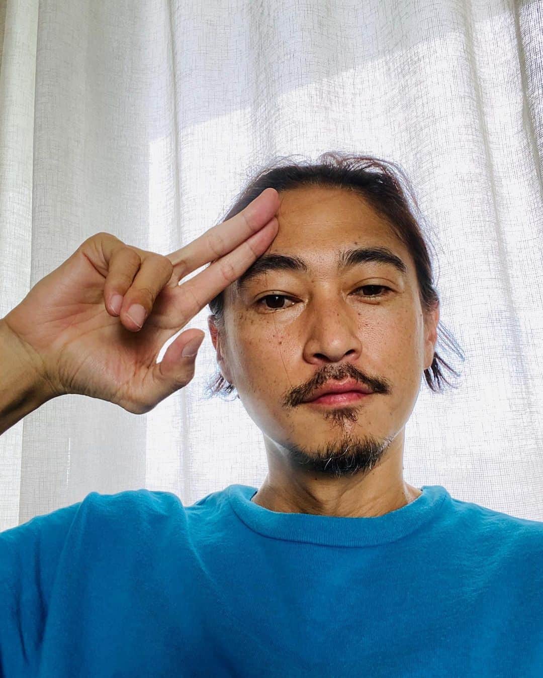 窪塚洋介のインスタグラム：「相変わらずのクソメディア様はまた事実をねじ曲げて報道しているようなのでこちらにメッセージします。  俺が"伊勢谷くんを擁護した"という報道がされていますが、  1,誰も被害者のいない犯罪を犯した者に対して、皆でよってたかって石を投げている日本国民特有のその姿が気持ち悪い。(法律上、犯罪は犯罪なのでそこに異論はありませんが、更生しやり直す可能性やその意志の芽まで摘むような所業はどうかと思います。)  2,コロナ茶番劇の真の目的など、実際に我々に甚大な被害や影響をもたらす法律上立証しずらい事実の情報、または循環可能な社会を作る為の情報、"腸活"を筆頭とした真に有益な情報を報道するべき。  3,世界ではかなり認知されている大麻の多方面での有用性を全く考慮せず、情弱レベルが周回遅れ、もはや思考停止状態の人々への警鐘。  4,私事ではありますが、俺は2018年の3月18日に横浜と大阪の厚生局連合軍による当時の大阪の家の"ガサ入れ"が済んでおり、尿検も含めて身の潔白は証明されておりまんす。(マスコミが同行して来ておりましたがその後俺の無実は一切報道されなかったので、当局にはうちの顧問弁護士から内容証明を送って頂きました。)  ということを言いたかったので、 ココに勝手にマトメておきます^ ^  良い1日を✌️」