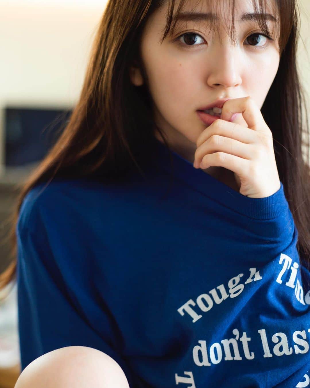 花盛友里のインスタグラム：「鈴木愛理ちゃんカレンダー撮影させていただきました♡ もーどんだけ可愛いしいい子なのよー！！って恋に落ちました。 見えてないけど、私コラボの下着着てくれてるんだよー！う、れ、し！  各種サイトで予約開始してるみたい！ぜひー！」