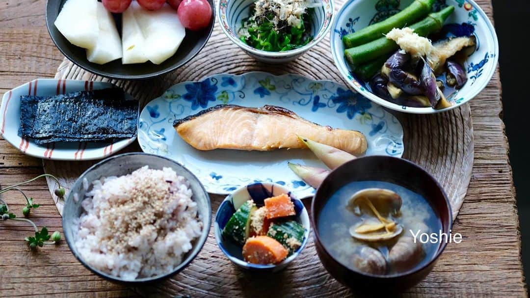 草間淑江さんのインスタグラム写真 - (草間淑江Instagram)「みなさまおはようございます！  ９月１１日の朝は、焼き鮭、オクラとナスの煮浸し、ほうれん草のおひたし、海苔、人参キュウリのぬか漬け、アサリのお味噌汁、梨＆ぶどう。  今日は和食。  大好物の鮭でした。  薄塩でなんとも美味しかったです。  今朝も感謝して。  ご馳走様でした☺️🙏  さて、金曜日ですね。  今日はまだ３２度予報の東京ですが、来週からは気温も３０度以下になるそうなので暑さ和らぎますね。  秋の装いで出かけられるかもです。  皆さま素敵な１日をお過ごしください❣️❣️  #朝食#朝ごはん#焼き鮭#茄子とオクラの煮浸し#あさりの味噌汁 #ぬか漬け #梨#ぶどう#朝の果物は金 #今朝も感謝して#ご馳走さまでした🙏 #金曜日#皆さま素敵な１日を」9月11日 7時55分 - yoshie_kusama