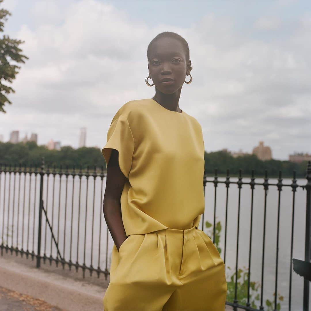 リエさんのインスタグラム写真 - (リエInstagram)「Yellow is the brightest energy.  Nya at the Central Park Reservoir. RHIÉ Fall 2020. An ode to New York City.  #odetonyc #rhié #luckyyellow」9月11日 8時05分 - rhiestudio