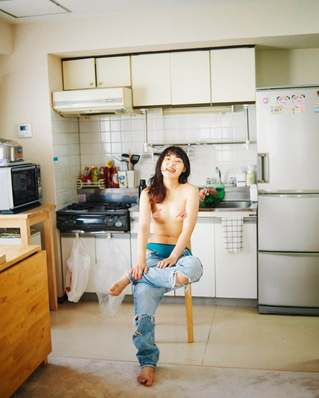 花盛友里のインスタグラム：「脱いでみた。の撮影の時は、”こんなことしよう、あんなポーズも可愛いかも、こんな小物も持って行こう！これも着せてみよう！”って脳内パンクしそうなくらいいろんなこと考えてる。 毎日の仕事でさせてもらう撮影では、それぞれの企画に合うモデル、ヘアメイク、ロケ場所、スタイリストさんなどを決めて撮影に臨むし、そのプロフェッショナルな人たちがいたらなーんにも心配なし！って感じだけど、そうゆうのをぜーんぶ無しにして、わたしと、初めてのロケ場所、モデルさん（しかも初対面）の一対一の時間。 ここで学ぶものは本当に多いの！  そしてそして、撮影直前は ”今日は一体どんな子に出会えるのかな♡” のワクワクでいっぱいになって、 扉開けた瞬間にそれまで考えてた”あれしよう、これしよう”が全部吹っ飛んじゃうのよ。  だって、その日に来てくれたモデルさんを見てから”やっぱりこうがいい、こっちがかわいい！！！”ってどんどん出て来ちゃうから。  扉を開けるまでどんな子が来るのかわからないこの撮影だけど、 だからこそワクワクドキドキと、 臨場感が伝わるんじゃないかなーーーって思う。  そして撮影してる間の40分間でどんどんその子の事好きになっちゃうのよーーーたった40分の出会いだけど、みんなの人生の登場人物になれることが本当に幸せ−！  わたしにできることを、わたしにしかできない形でずっと続けていきたいな。  さぁ、今度はどんな子に出会えるのかな、次の撮影でみんなに会えるの楽しみにしているよー！  （モデルの募集は @nuidemita_hanamori のアカウントで不定期いきなり募集します。先着なのですぐ埋まっちゃうことが多いんだけど、興味ある方はみてみてねー！）」