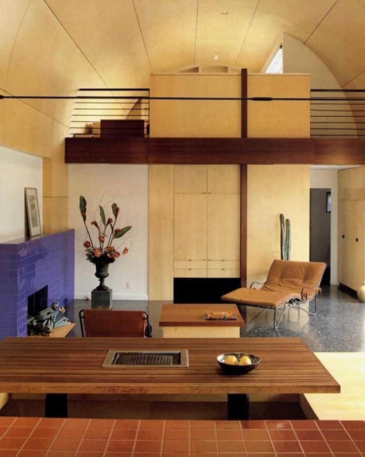 グラフ&ランツのインスタグラム：「Staying cozy / home design by Steven Ehrlich, photo via @brutt.a」