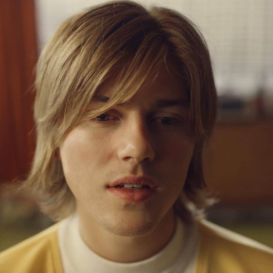 Vevoさんのインスタグラム写真 - (VevoInstagram)「@oneruel takes us back to the 70's with "As Long As You Care." 📺 Get groovy with the vid as we wait for his EP, ‘Bright Lights, Red Eyes,’ coming this fall! ⠀⠀⠀⠀⠀⠀⠀⠀⠀ ▶️[Link in bio] #Ruel」9月11日 8時03分 - vevo