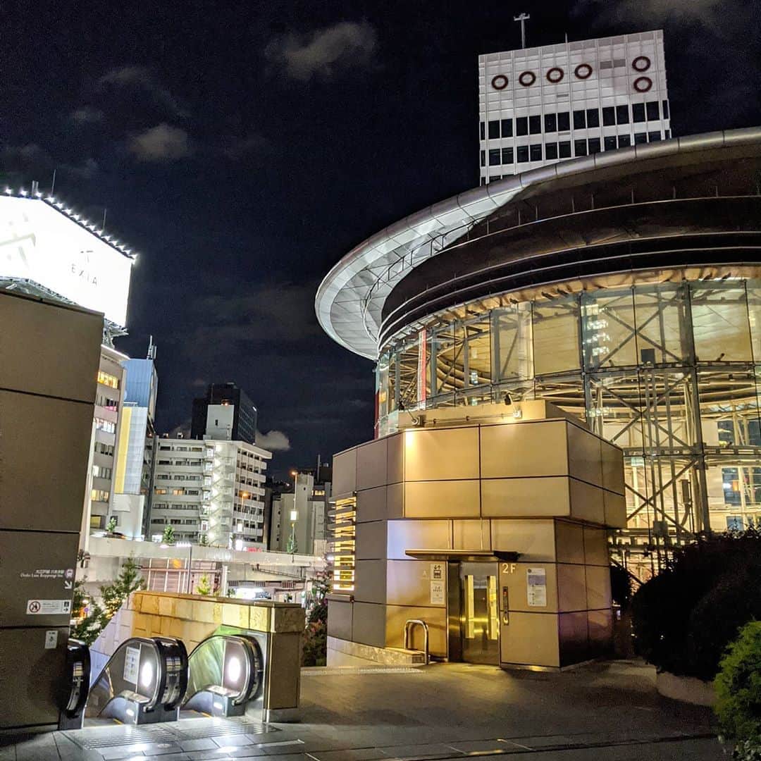 のインスタグラム：「【WORK】とあるテレビ番組のアドバイザリーとして入るため、打ち合わせでした  自分は出る側でなくて、裏方なんですが、ワクワクする企画です  裏方の仕事も大好きで、ライター業、イベントオーガナイザー、モノのプロデュース、若手育成のサポート、オンラインでのアスレティックトレーナーなどなど少しずつやっています  モデルに支障が出ないくらいに留めていますが  帰り道ふと降りた階段からパチリ。 この六本木のスペーシー感が凄いです  #トラベルライター #Japan #Tokyo #NIPPON #六本木 #Roppongi #写真 #スマホ #カメラ #カメラアングル #photo #smartphone」