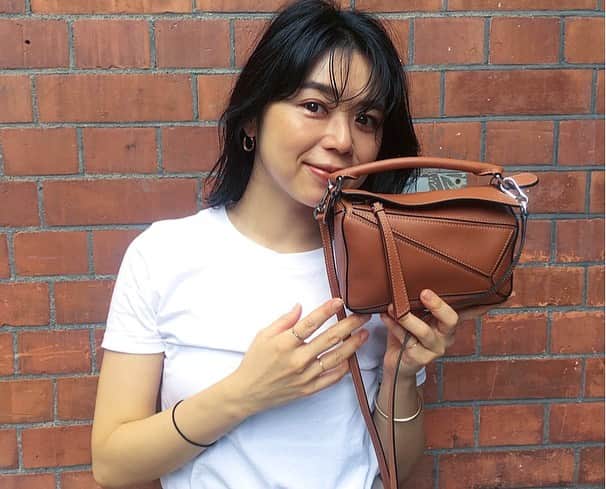 Yu-kiのインスタグラム：「35歳の自分へのバースデープレゼントに @loewe のmini puzzle👜手持ちも出来るし、ミニなのに意外にたっぷり入る🤎2枚目はその中身🙌🏻 @chanelofficial のカードホルダーは本当に使いやすくてお気に入り🖤リップは @amplitudebeauty 03のブラウンに @celvoke.jp の23のイエローっぽい色を重ねるのが気分💛 @rmsbeauty の赤み系の色も常に常備💄 @o_skin_hair のバームは乾燥した時にどこにでも使えるから便利💯いつでもいい匂いでいたいから @santamarianovella1612 の香水はアトマイザーで持ち歩いてる💙あとはガムとハンドジェル◎ 今が一番楽しいと思えることが何よりしあわせだと思う。35歳になった今の自分がすきだし、これからも歳を重ねることを楽しんでいけたらなと。あとは私に関わる周りの人達に感謝の気持ちでいっぱいです🙏🏻🤍#06092020#birthday」