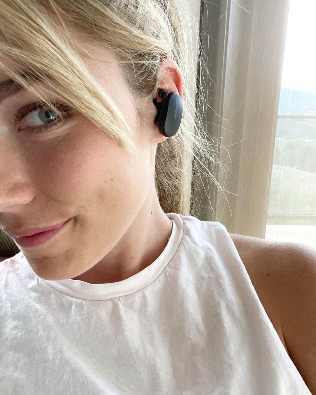 ミカエラ・シフリンのインスタグラム：「Heeeeeeyyyy! I’ll do a shoutout in my story for the first person who guesses which song I was listening to at this moment. 🤔🎶💃🏼 @Bose #TeamBose #BoseEarbuds」