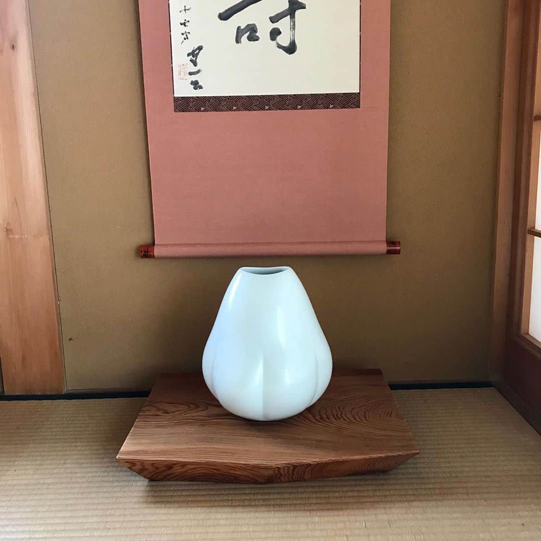 大宮エリーさんのインスタグラム写真 - (大宮エリーInstagram)「鳥取にて、人間国宝の前田昭博さんにお会いした昨年。  対談に呼んでいただいたの。  前田さんは、白磁の陶芸家 アトリエにお邪魔したとき その作品のひとつであるコーヒーカップでコーヒーをいただきました。 くちびるに吸い付くような白磁の触感。 どきどきしました。  アトリエにて 前田さんの白磁の作品を拝見させていただきました。  作品に対峙して、その白さに、そのどこか吸い込まれそうな白さのなかにある青に 飛び込んでいきたくなるような。 時が止まったように感じました。 白よりも美しい白。 そしてその丸みとフォルムによる陰影。 大英博物館に前田さんの作品があります。 そして今度、 私が学長をしているクリエイティブマッスルを鍛える オンラインの学校「エリー学園」にもゲスト講師に来ていただけることに。 9月19日です。 人間国宝である前田さんとお話をさせてもらって 含蓄ある佇まいとお言葉に 私だけがもったいないなと思ったのでどうしてもとお願いして実現します。 だから、なんだかこの機会が必要な人もいるかもしれないと 思ったので、この日曜日の23時59分まで ３日後になりますけど、募集します。 「国宝期」メンバー。 前田先生のお話、ライブで聞いてもらえるようにと。 先日の「グルーブライン期」略して「GL」期からも 素敵なメンバーが入ってくれて、ああ、募集してよかったな と思いました。 「国宝期」こっそり、３日間募集します。短くてごめんなさい。 申し込みは　elliegakuen.com/about から 願書を出していただき、合格されたかただけ入学できます。 これもなんだかごめんなさい。 学校だから、、。 みんなと会ったり、zoomで会議したり、日々つながる、24時間open, いろんなイベントや講座をしてるので、、誰でもというわけには いかないんです、、。 でもお待ちしてます。 大宮エリー  #エリー学園」9月11日 8時17分 - ellie_omiya