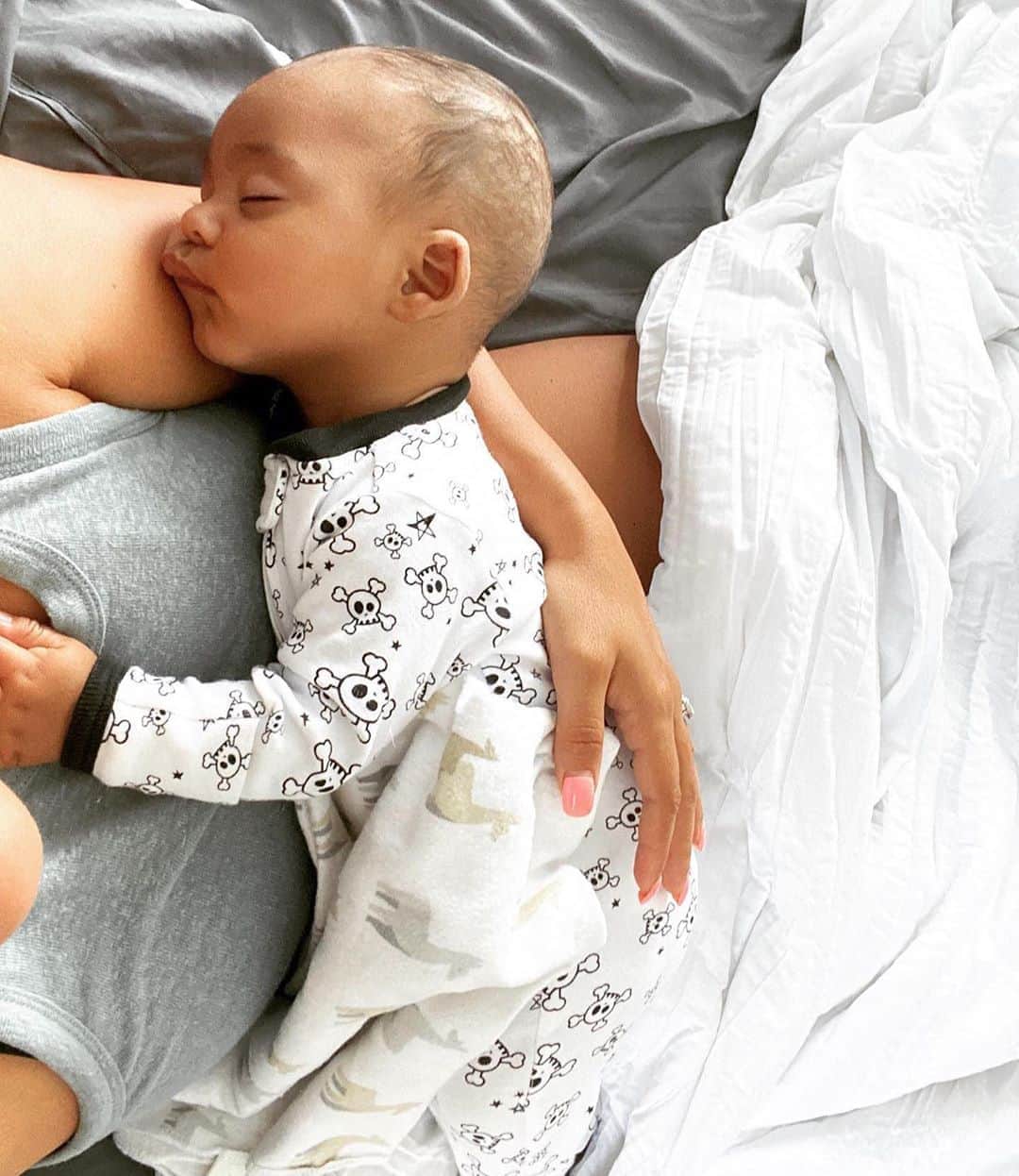 The Honest Companyさんのインスタグラム写真 - (The Honest CompanyInstagram)「"Sleepless nights turn into sleepy days" 💤 -@xtinaisabel_⁣  ⁣ Parents, what's your advice on getting your little ones on a good sleep schedule? Drop some tips + tricks in the comments to help our new + expecting parents out! 👇 #HonestCompany #HonestBabyStyle #HonestIRL」9月11日 8時18分 - honest