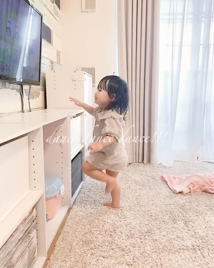 のインスタグラム：「... ... akari movie 👧🏼🎀... ... . . 最近のお気に入りシリーズ🎞⁎𓂂 . 本当に毎日よく歌って踊って、愛おしい🩰 . . そしてお手伝いを沢山してくれるあかりですが 最近はずっと、おむつを替えると私より先に 持って走ってトイレに行って、おむつ用ゴミ箱の前で 『ここ開けて〜っ！』と、捨ててくれる🥺♡♡ . 壁がらんまる🐈とあかりも剥がすからクロス ビリビリなのはお気になさらず...(笑) . ここ開けて〜！が可愛くて毎回 なに？え？もう一回言って☺️？って聞き返しちゃうww . 毎日よく喋るようになって お腹空いちゃった〜 何でそこにいるの〜？ これなぁに？あれなぁに？ らんちゃんどこだぁ〜？あ、いた〜！ まま何してるのぉ〜？ はい、おてて！  なんだか他にも色々とよう喋ってて 破壊的に可愛い(親バカ) . . 寝る前にあーちゃんおやすみ〜☾って言うと おはよ！おはよ！おはよ！って連呼してくるのだけ 本当にやめておくれ...(笑) . . ………………………………(♡)……………………………… .」